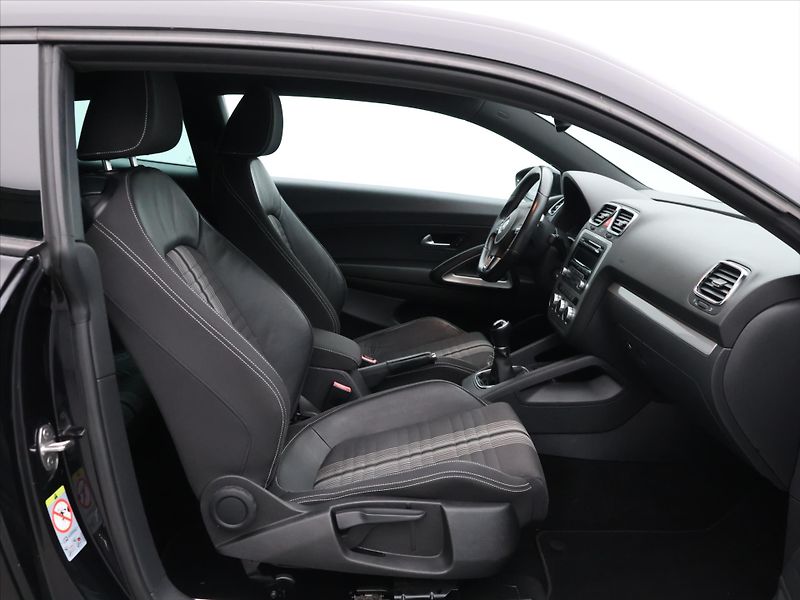 Volkswagen Scirocco 1,4 TSI 90kW Sport Xenon Pano - fotka 13 z 32