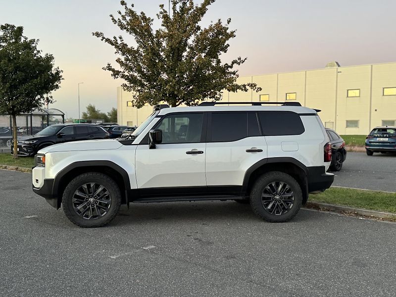 Toyota Land Cruiser (2023) 2.8 D-4D 4x4 Executive Skyview - fotka 2 z 33