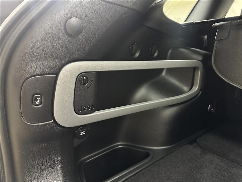 Jeep Cherokee 2,0 103kW 4X4 AC NAVI SENZORY - fotka 38 z 41