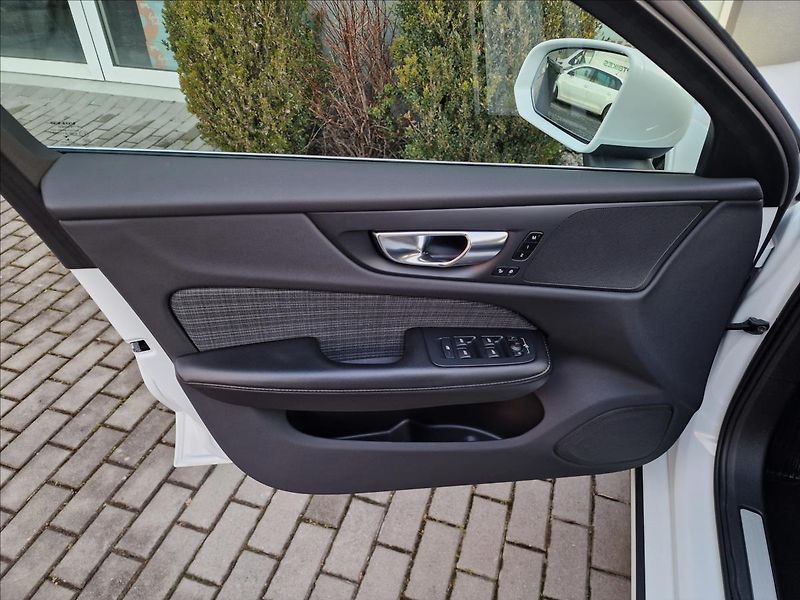 Volvo V60 B4 FWD Momentum Pro,ČR,1.Maj. - fotka 37 z 50