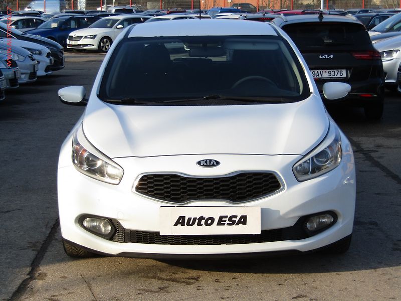 Kia Ceed (2014) 1.4 CRDi, ČR, AC, TZ, temp - fotka 2 z 15