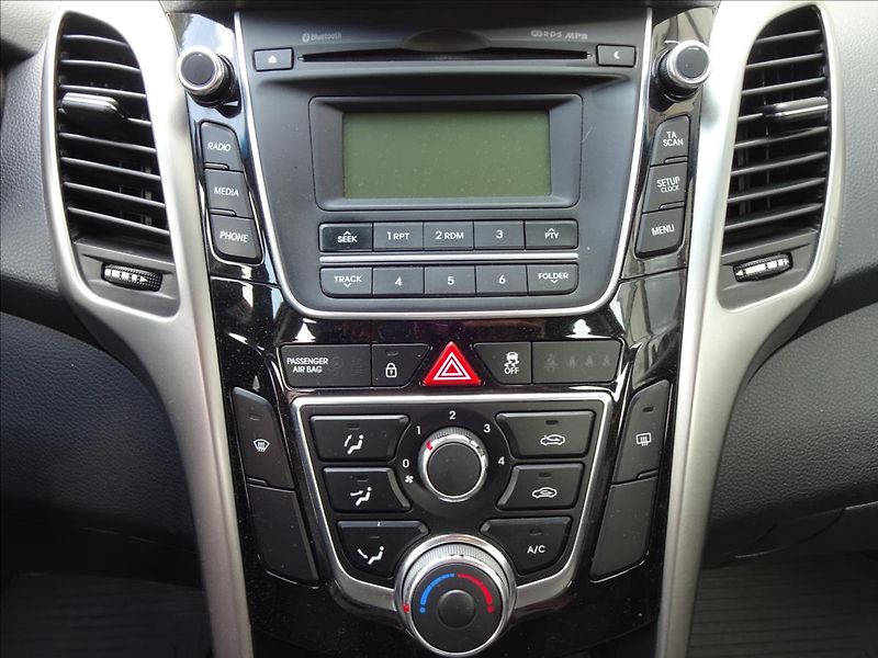 Hyundai i30 1,6i 88kW - fotka 32 z 48