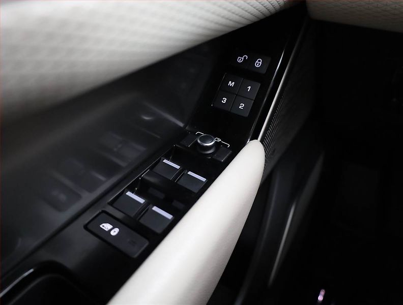 Land Rover Range Rover Velar (2018) D300 - fotka 18 z 23