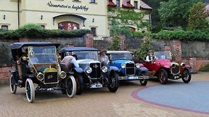 Pálavský Oldtimer přilákal na Břeclavsko desítky elegantnch veteránů.