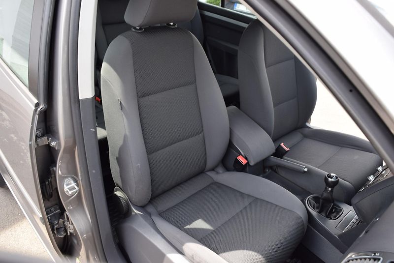 Volkswagen Touran (2010) 1.6TDI 77kw TRENDLINE BMT NAV  - fotka 32 z 48