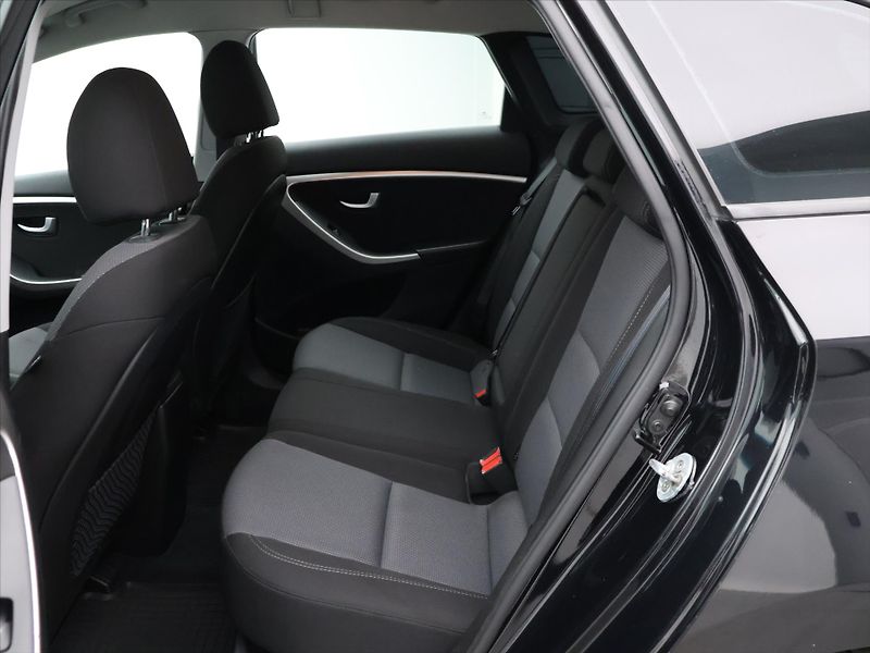Hyundai i30 1,6 CRDi 81kW Trikolor - fotka 13 z 28