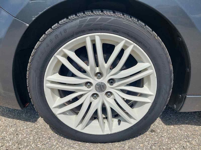 Suzuki Kizashi 2.4 4WD - fotka 16 z 59