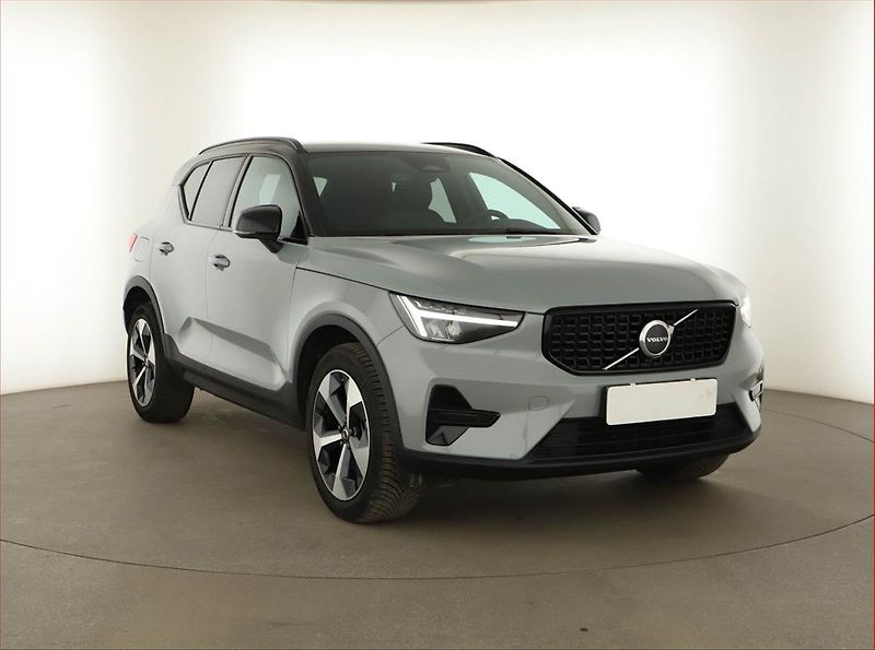 Volvo XC40 (2023) B3 - fotka 1 z 17