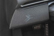 Ambientní osvětlení prosvítá skrze textilní potah.