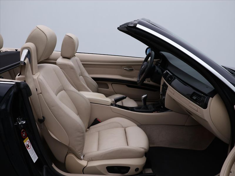 BMW Řada 3 3,0 325i Cabrio 160 kW - fotka 18 z 35