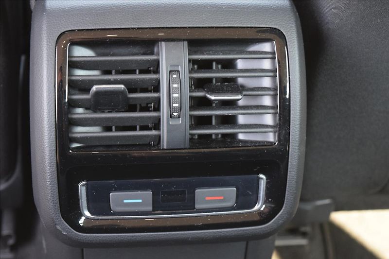 Volkswagen Passat 2,0 TDI 110KW LED MATRIX DSG - fotka 31 z 49