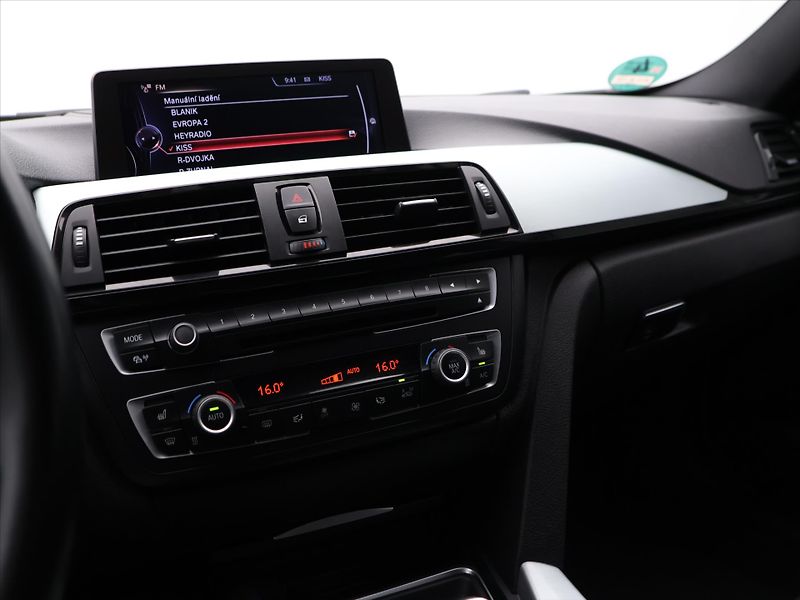 BMW Řada 3 3,0 330d xDrive 190kW M-paket - fotka 21 z 35