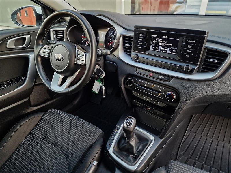 Kia Ceed 1.6CRDi 100kW Fresh SW,1.Maj. - fotka 35 z 47