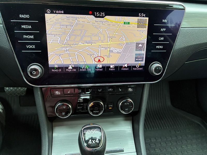 Škoda Superb 2.0 TDI 4x4 STYLE 140 kW DSG - fotka 15 z 40