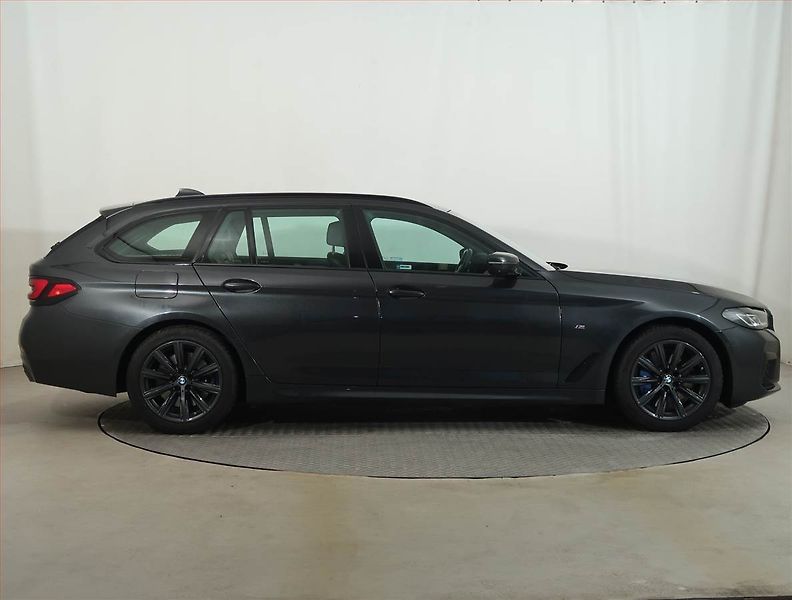 BMW Řada 5 (2020) M Sport 530d xDrive - fotka 6 z 14