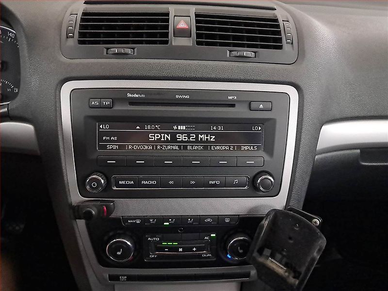 Škoda Octavia (2010) Elegance 1.6, Serv.kniha - fotka 12 z 14