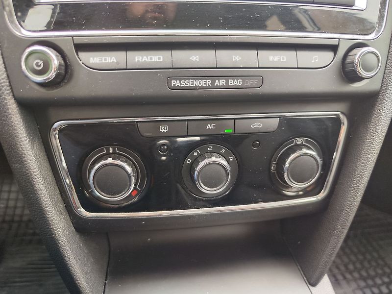 Škoda Superb 1.8 TSi/118kW Comfort DSG ČR - fotka 17 z 33