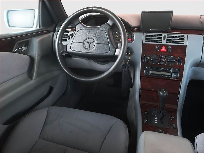 Mercedes-Benz Třídy E (1996) E 230 , Automat, nová STK - fotka 7 z 15