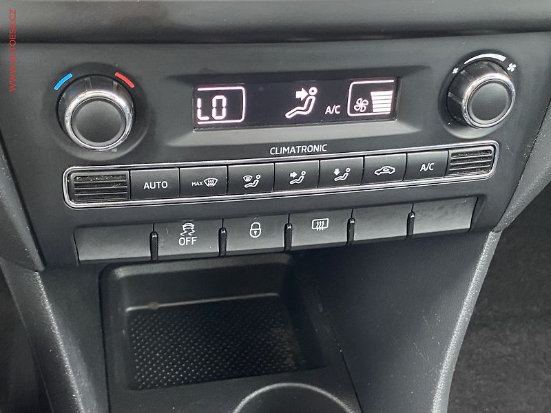 Škoda Rapid (2015) 1.2 TSi, Sport, xenon, panor - fotka 14 z 16