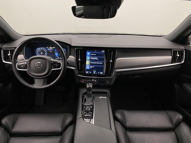 Volvo V90 CC D5 AWD MOMENTUM AUT CZ - fotka 2 z 44