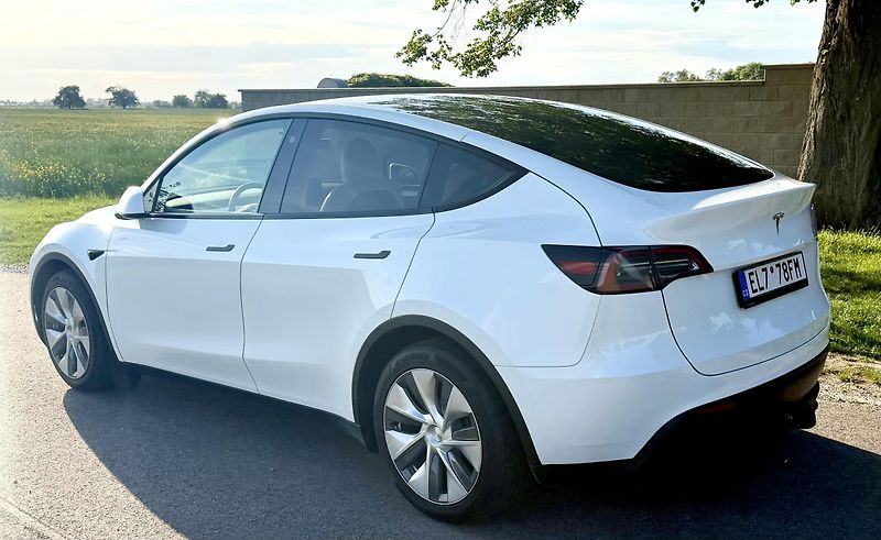 Tesla Model Y (2023) - fotka 4 z 12