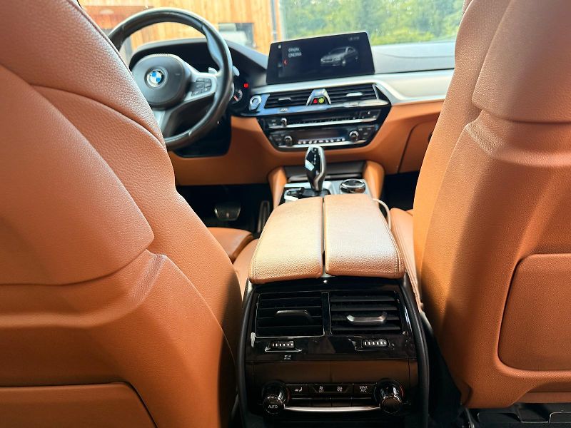 BMW Řada 5 (2017) BMW M550i xDrive/nový motor - fotka 16 z 19