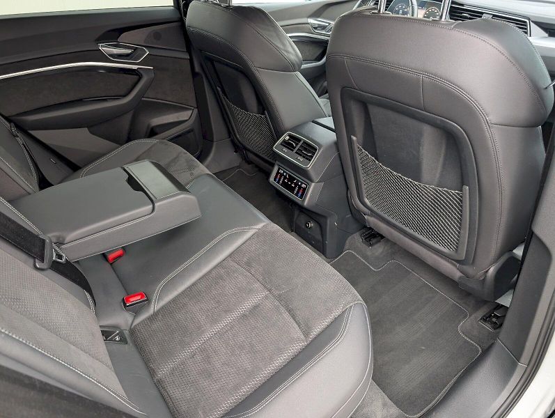 Audi e-tron (2021) S-Line 55 Quattro - fotka 11 z 30