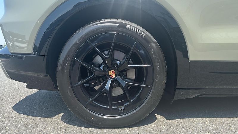 Porsche Cayenne Electric - fotka 10 z 24