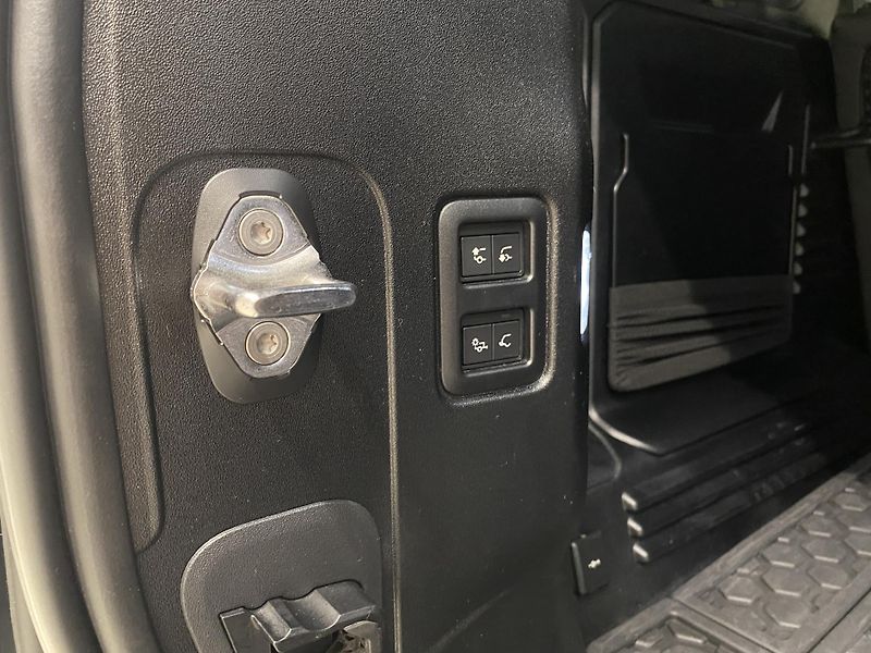 Land Rover Defender 110 D300 X-DYNAMIC SE AWD CZ - fotka 31 z 52
