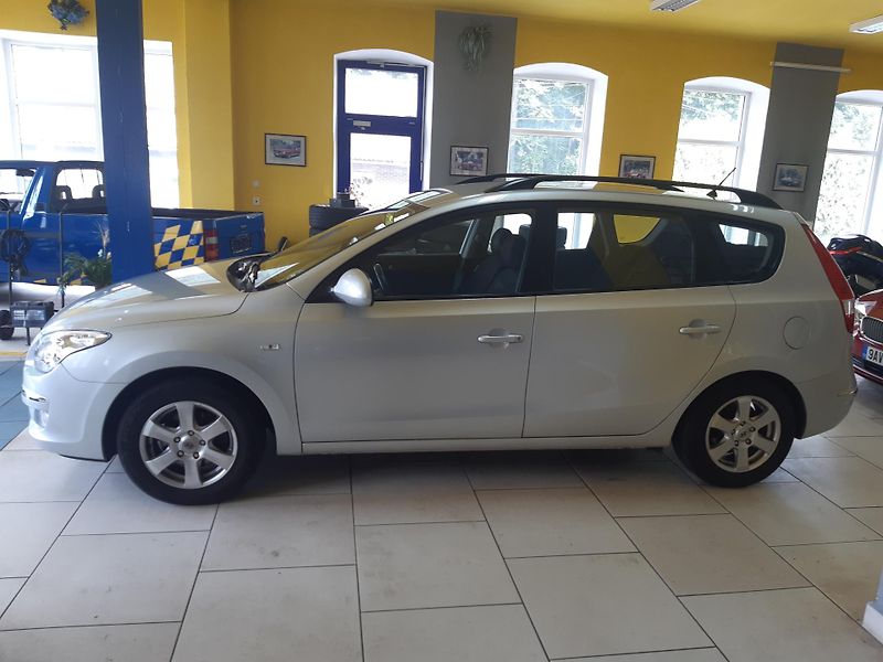 Hyundai i30 1.6 i Combi KLIMA zadáno !!! - fotka 4 z 18