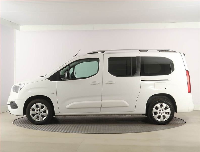 Opel Combo (2022) Maxi Elegance 1.5 CDTI, 7Míst - fotka 3 z 24