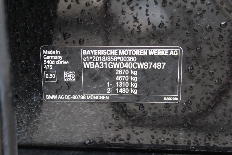 BMW Řada 5 BMW 540d xDrive Touring TOP - fotka 29 z 29