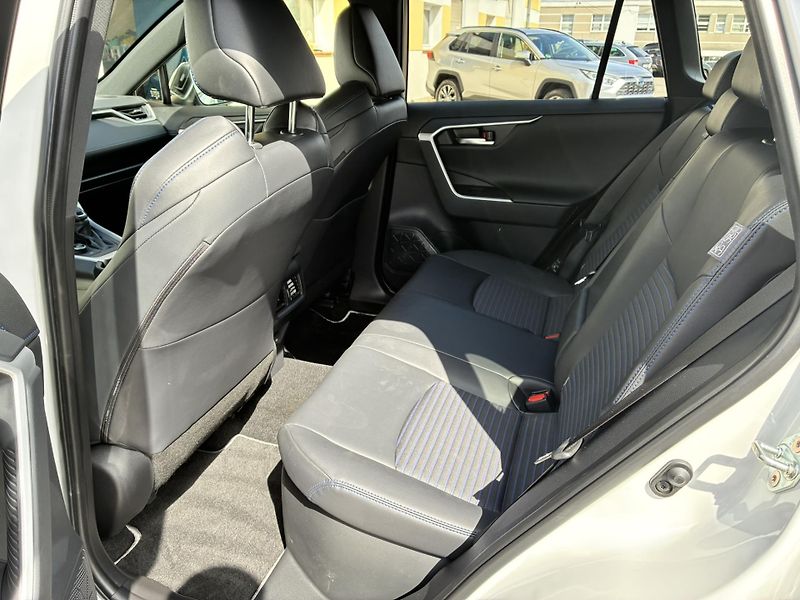 Toyota RAV4 2.5 HSD e-CVT AWD Selection - fotka 11 z 22
