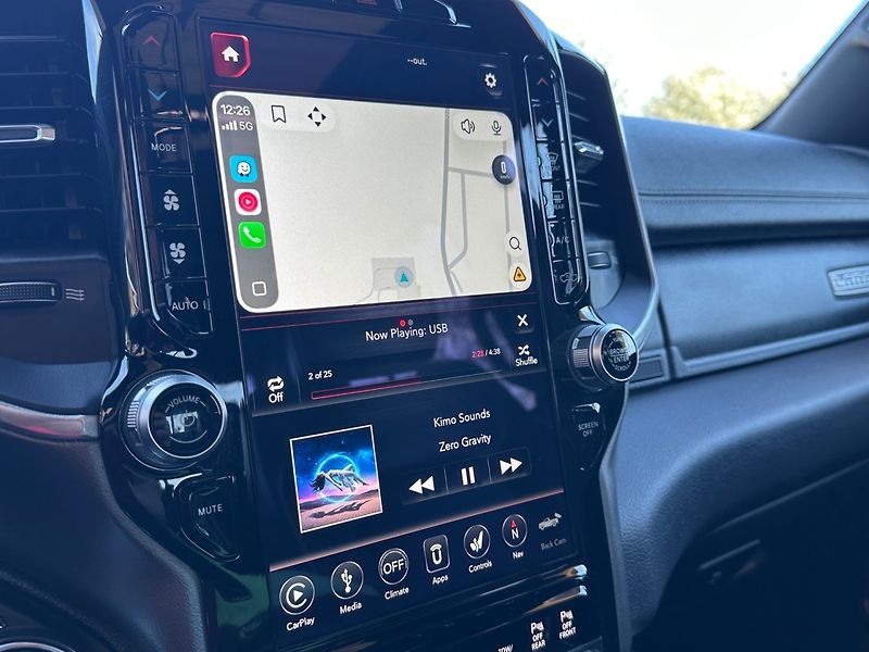 RAM 1500 (2021) 5.7HEMI V8 LARAMIE SPORT - fotka 16 z 30