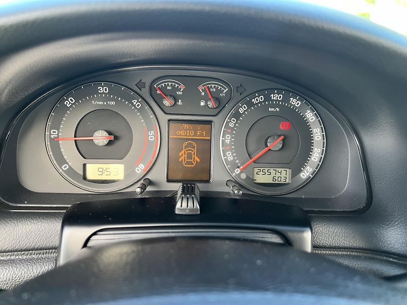 Škoda Superb 1.9TDI 96KW,KůŽE,XENONY,TZ - fotka 36 z 42