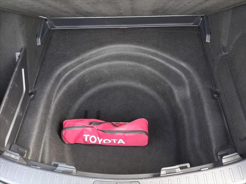 Toyota Corolla 2,0 2.0 Hybrid e-CVT  Comfort - fotka 14 z 16