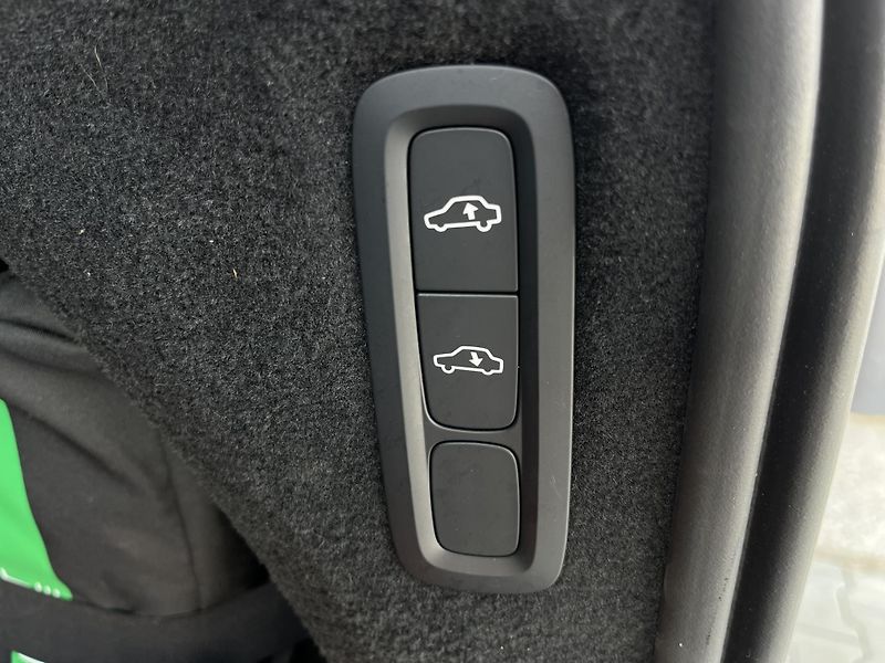 Volvo XC90 T8 AWD ULT B&W VENT VZDUCH 7M* - fotka 34 z 55