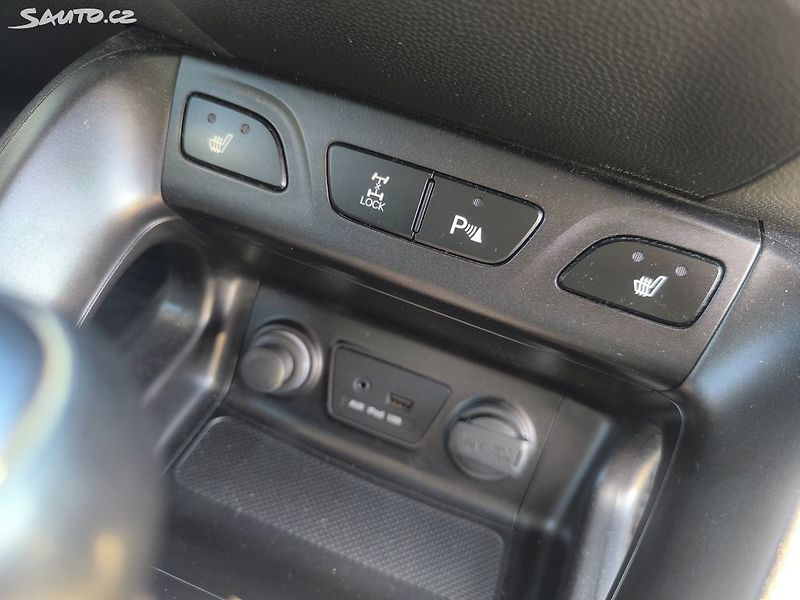 Hyundai ix35 2.0D4X4,90KM,MAX VÝBAVA,KRÁSNÝ - fotka 15 z 27