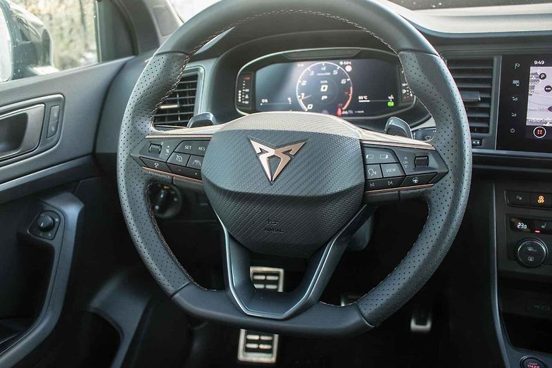 Zvenčí má sportovní šmrnc a sexy detaily, uvnitř však Cupra Ateca neopustila praktičnost rodinného SUV.