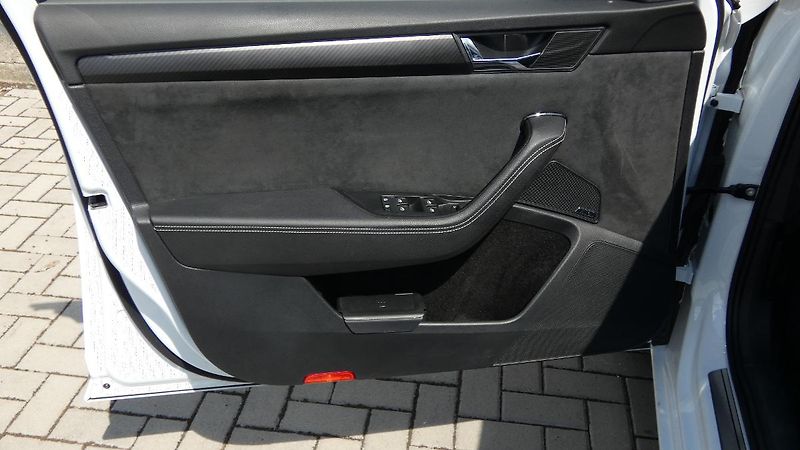 Škoda Superb 2.0 TDI DSG 4x4 Sportline 147k - fotka 8 z 29