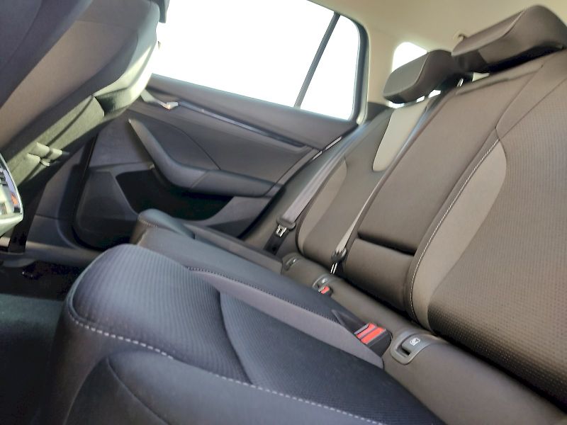 Škoda Octavia (2023) combi Tour 2,0 Tdi 110 Kw - fotka 25 z 37