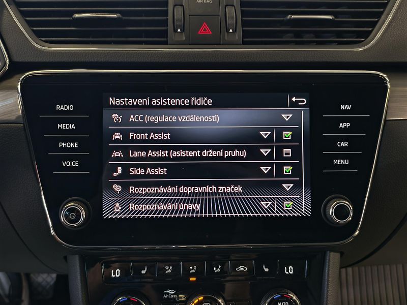 Škoda Superb 2.0 TDi DSG STYLE, ACC, KAMERA - fotka 16 z 25