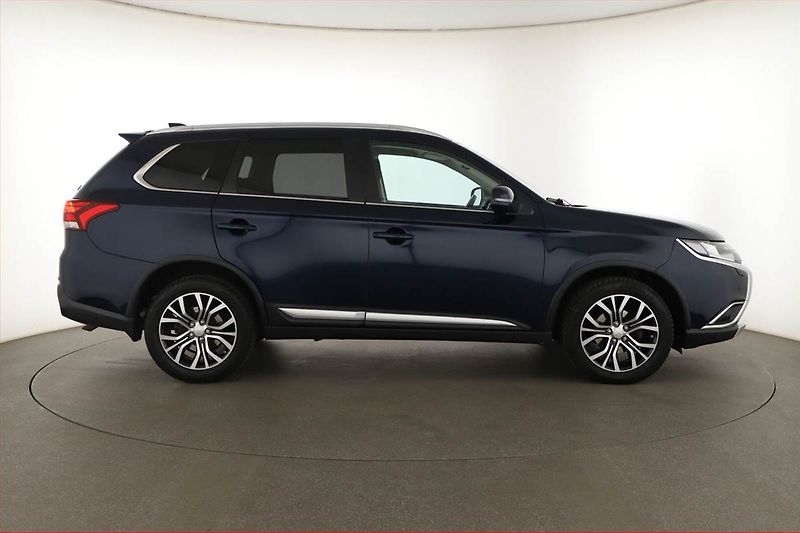 Mitsubishi Outlander (2019) 2.2 DI-D, 4X4, Automat - fotka 6 z 16