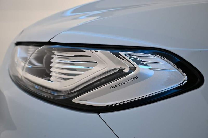 Ford Mondeo (2021) 2.0 140 KW LED SONY Titanium T - fotka 34 z 39