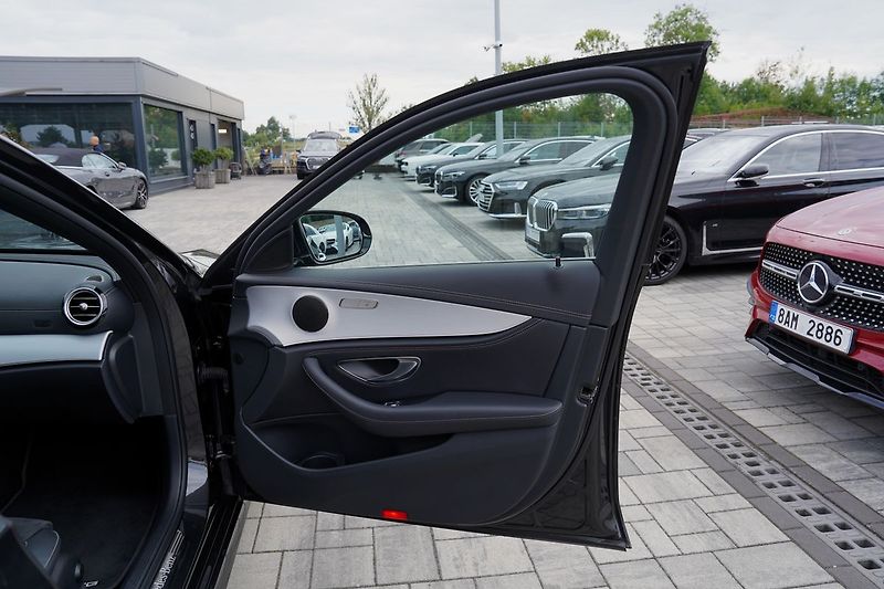 Mercedes-Benz Třídy E E 200 4Matic AMG/LED/360/ČR - fotka 18 z 40