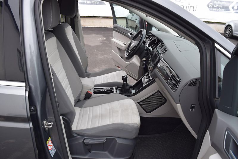 Volkswagen Touran (2017) 1.4TSI 110kw HIGHLINE 7M TAŽNÉ - fotka 39 z 50