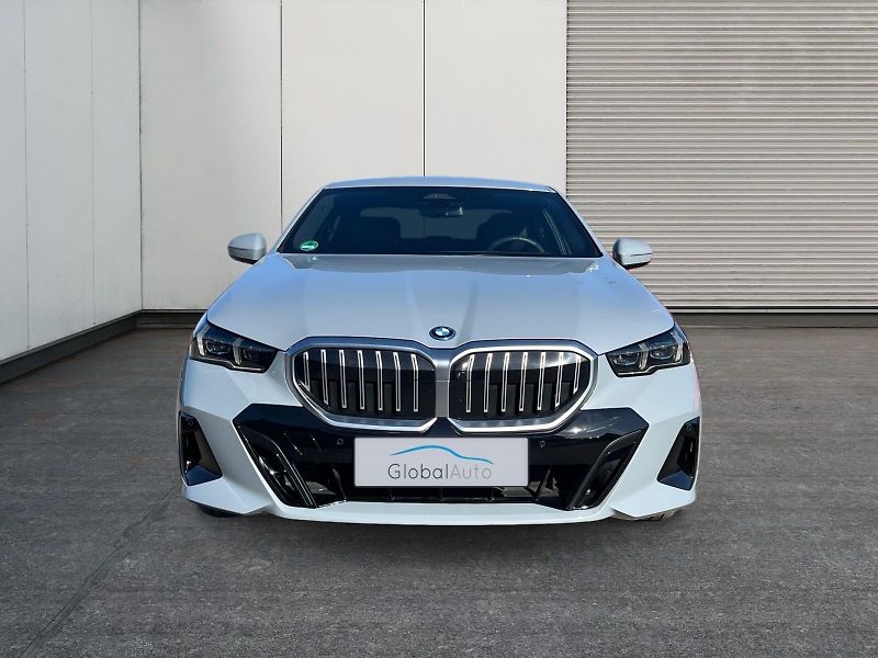 BMW Řada 5 (2024) 550e xDrive 360kW V6 M SPORT - fotka 8 z 21