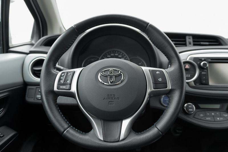 Toyota Yaris 1.5 Hybrid LOUNGE - fotka 12 z 23