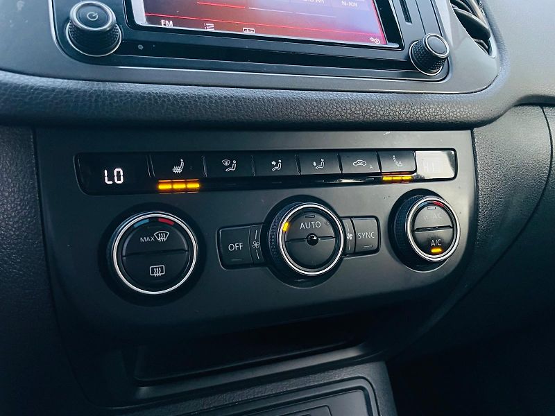 Volkswagen Tiguan 1.4TSI MANUÁL SERVISKA SENZORY - fotka 36 z 45