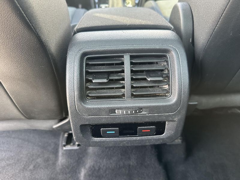 Volkswagen Touran (2015) 2.0 TDI se. knížka 7 míst - fotka 28 z 43